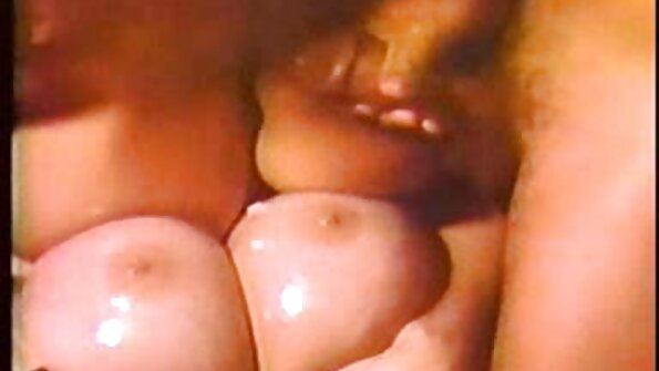 Сінді Хоуп показує свою еротические сайти соковиту круглу попку і отримує пальцями Каталін